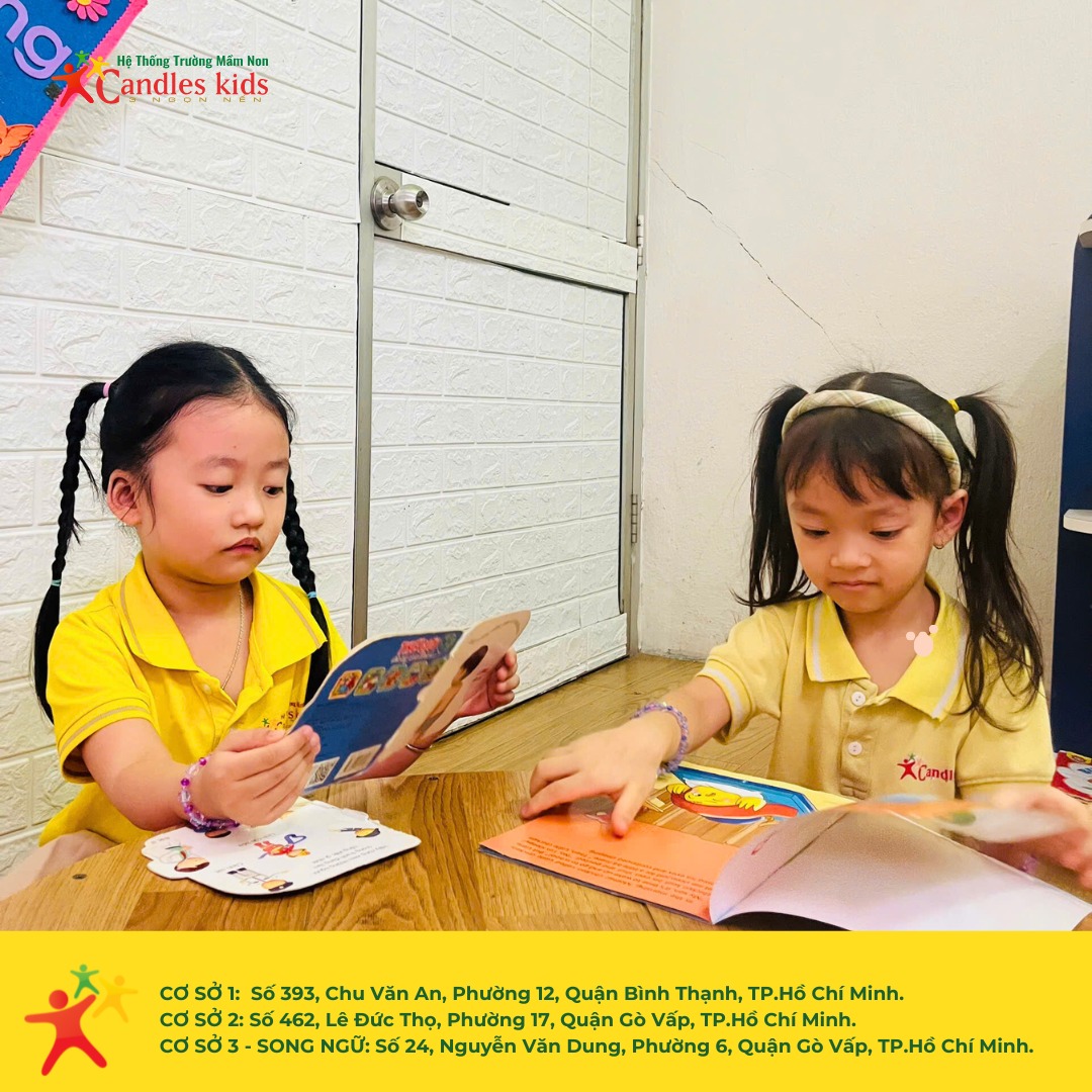 C&aacute;c b&eacute; ngồi đọc s&aacute;ch tại Candles Kids